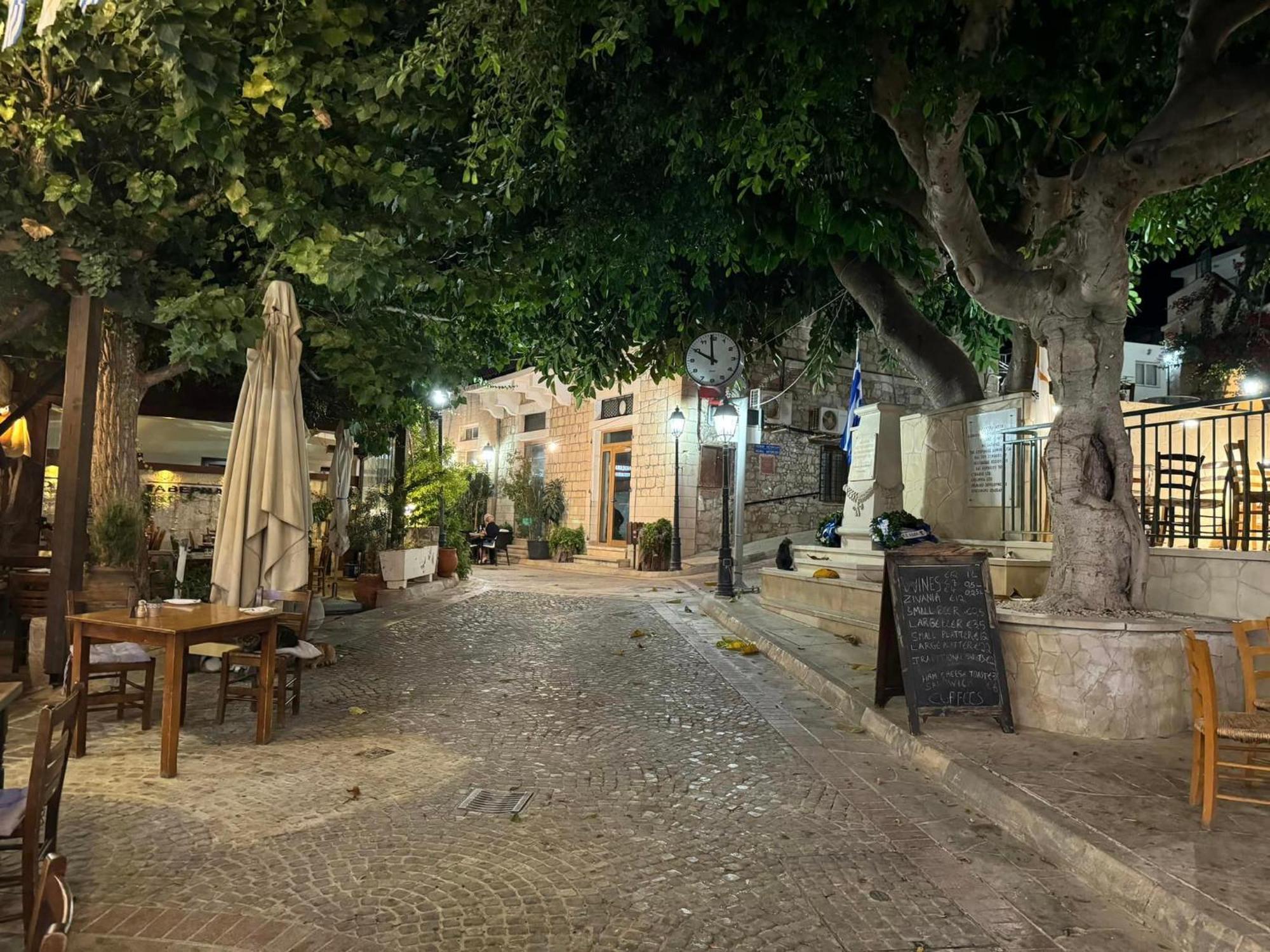 Chariandry Court Lägenhet Pissouri Exteriör bild